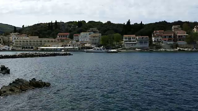 希腊科孚岛卡西奥皮村。爱奥尼亚海的岩石海岸和山上的房屋。视频下载