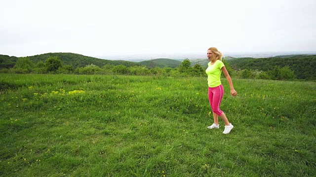 年轻的女运动员感到失望，在自然中跑步和测量她的时间。视频素材