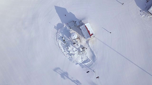 滑雪电梯为滑雪者和滑雪板在雪山在冬季度假村无人机视图。雪山缆车缆车视频素材