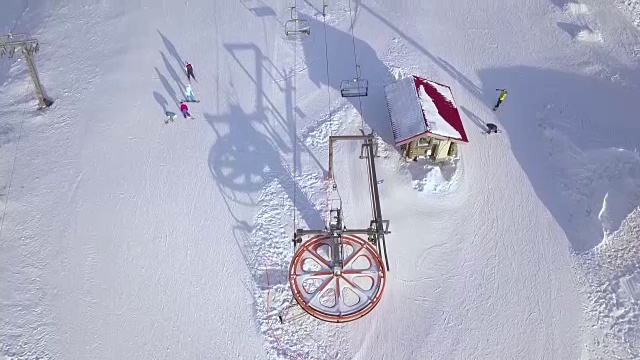 冬季滑雪场的顶视图滑雪缆车，供滑雪者和雪山滑雪板者使用。人们在雪山滑雪滑雪胜地鸟瞰图视频素材