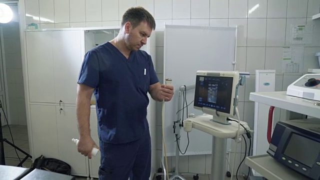 医院里的外科医生用超声波机对器官进行研究。医生在医院或诊所展示医疗工具视频下载