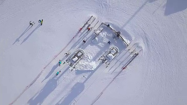 人们在雪地上滑雪视频素材