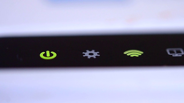 路由器上的wifi图标闪着绿色视频素材