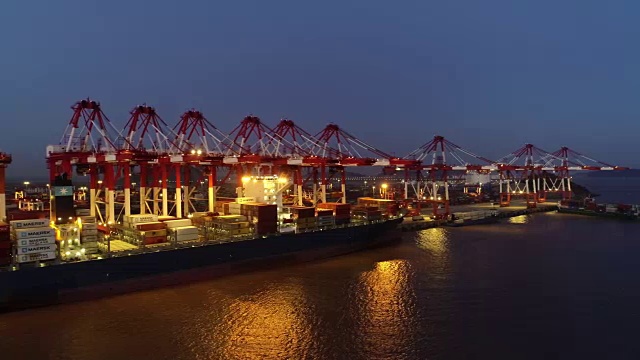上海洋山深水港夜间实时鸟瞰图视频素材