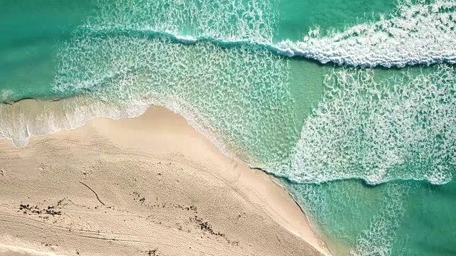 海边海滩鸟瞰图。美丽的热带海滩自然景观视频。俯视图航空视频美丽的自然景观与热带海滩，俯视图4k视频素材