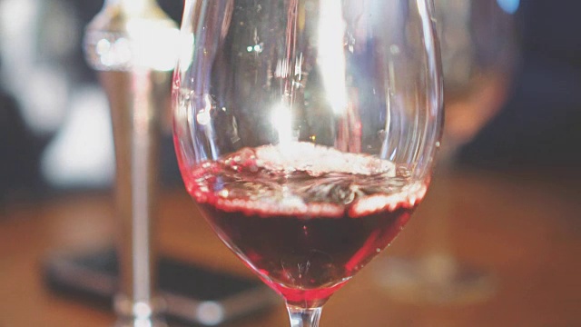 将红酒从瓶中倒入玻璃杯。葡萄酒品尝。视频素材