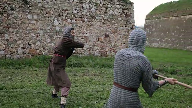 中世纪骑士之间的一场战斗。视频素材