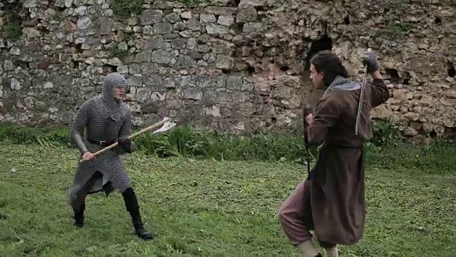 中世纪骑士之间的一场战斗。视频素材