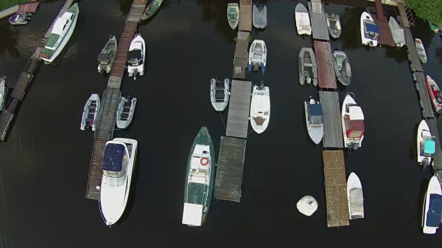 船在一个码头鸟瞰图视频素材