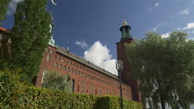 瑞典斯德哥尔摩市政厅。云台稳定的跟踪镜头。4 k, UHD视频下载
