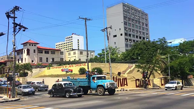 古巴哈瓦那:白天，老爷车停在“El Vedado”或市中心区视频下载