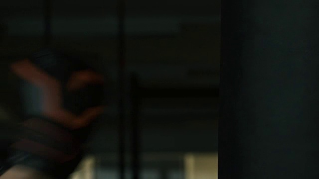 一个女人在健身房里练拳击视频下载