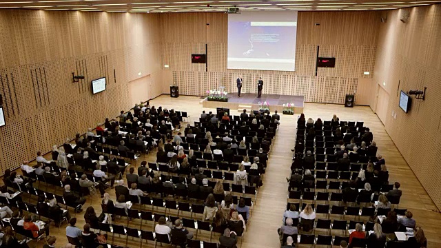 LD大型会议厅，座无人席，两名演讲者站在讲台上视频下载