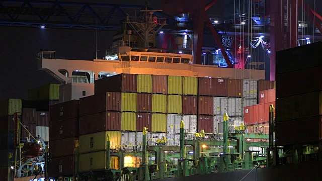 晚上在汉堡卸货集装箱船的集装箱视频素材