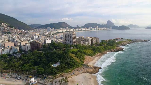 从空中俯瞰巴西科帕卡巴纳海滩和休格洛夫山视频素材