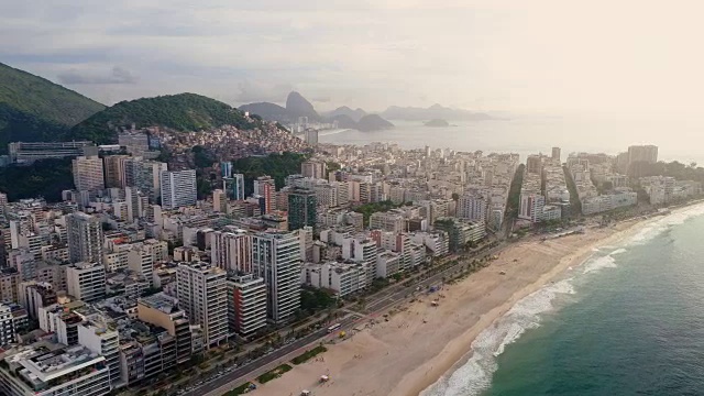 鸟瞰图伊帕内玛海滩在里约热内卢de Janeiro，巴西。视频素材