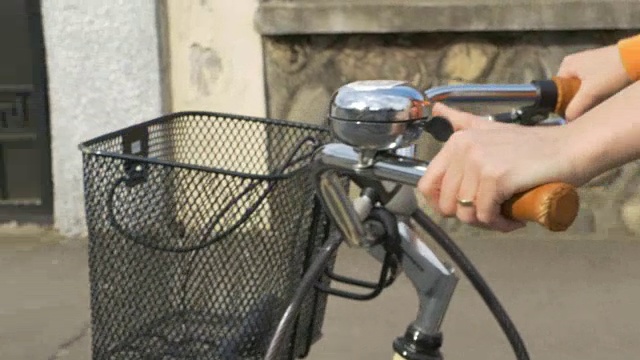 骑自行车和摇自行车铃视频素材