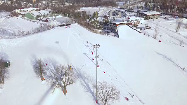 冬季活动滑雪和滑雪板，雪坡鸟瞰图。在滑雪胜地的滑雪电梯上的人。在豪华滑雪胜地度过寒假视频素材