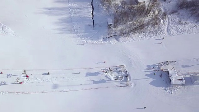 冬季滑雪和滑雪板在雪山豪华滑雪场鸟瞰图。滑雪电梯在雪山无人机视图。滑雪胜地的冬季运动视频素材