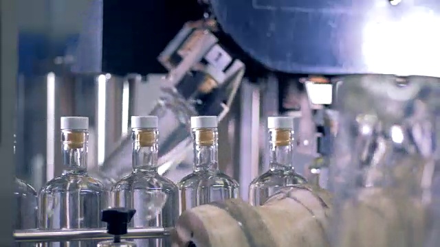 瓶子在一条线上移动，在一种特殊的机器上进行测试。4 k。视频下载