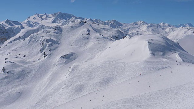 在一个滑雪胜地的雪山，许多滑雪者在斜坡上视频素材