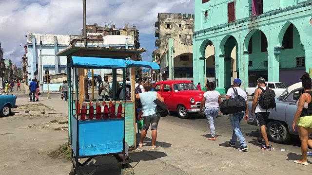 古巴哈瓦那:在人行道上卖冰饮料或雪泥的私营小企业视频下载