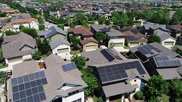 米勒新发展郊区屋顶太阳能电池板在奥斯汀，德克萨斯州-鸟瞰图-下降视频素材
