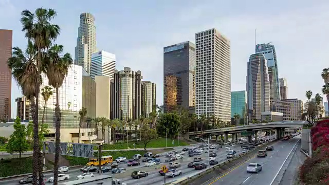 美丽的洛杉矶市区天际线和高速公路昼夜日落时间视频素材