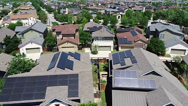 米勒新发展郊区屋顶太阳能电池板在奥斯汀，德克萨斯州-鸟瞰图-绕太阳能屋顶轨道视频素材