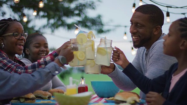 加拿大黑人家庭用柠檬水玻璃杯欢呼视频下载