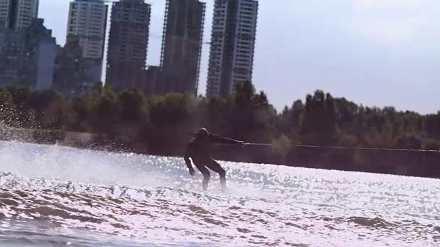 男子在夏季河流上高速驾驶尾流板。极限运动视频素材