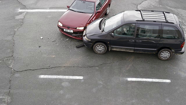 一辆红色轿车在十字路口被一辆黑色面包车从侧面撞到视频下载