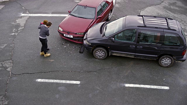 一名男子试图帮助一名在十字路口撞车的妇女视频下载