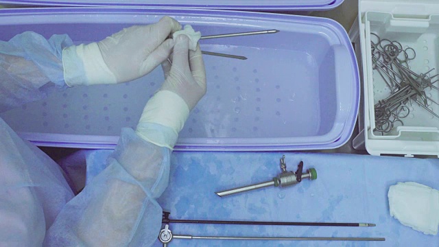 护士清洗医疗器械的双手视频素材