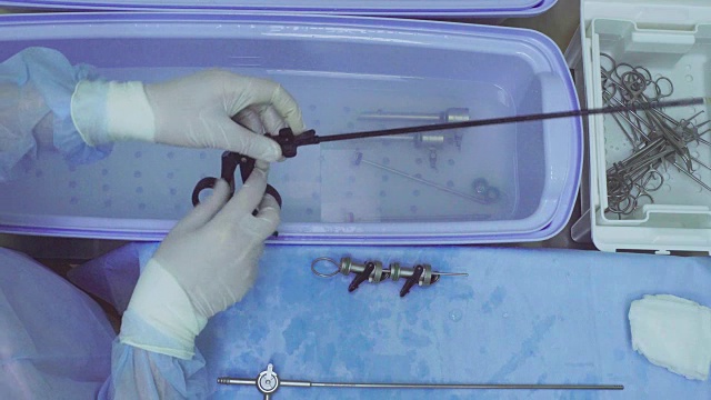 护士清洗医疗器械的双手视频素材