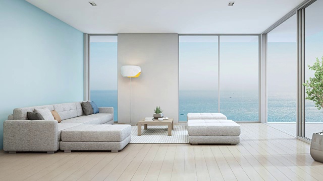 海景客厅豪华海滨别墅，室内植物靠近玻璃门和木地板甲板。度假屋或度假别墅的白色大沙发靠在蓝色墙壁上。视频下载