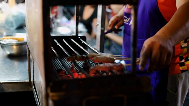 国家亚洲异国情调街头小吃在街头夜市的橱窗，苏拉塔尼视频下载