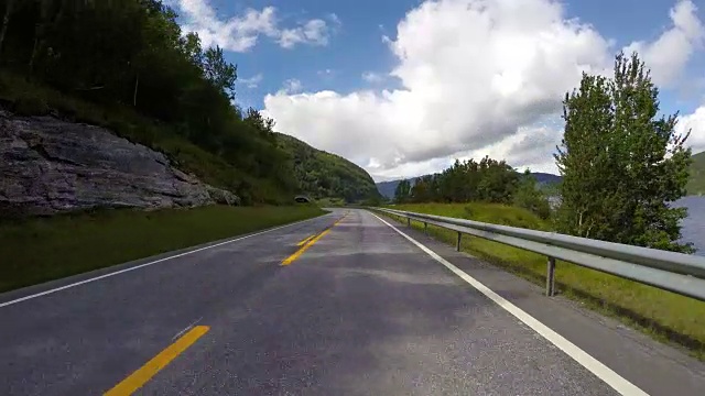 在挪威的路上驾驶汽车视频素材