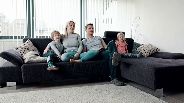 在客厅看电视的时候建立家庭关系视频素材