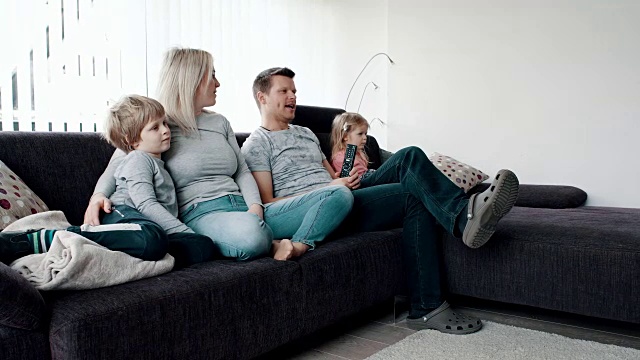 家人看电视视频素材