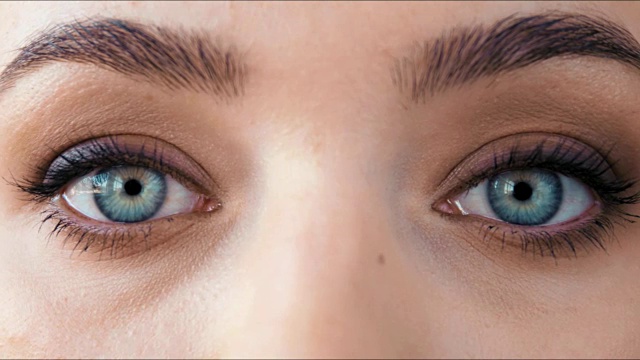 美丽的女性眼睛的特写镜头与经典的眼线化妆视频下载