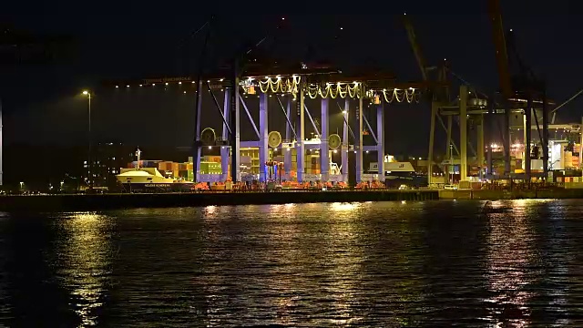 易北河和夜晚的汉堡港。视频素材