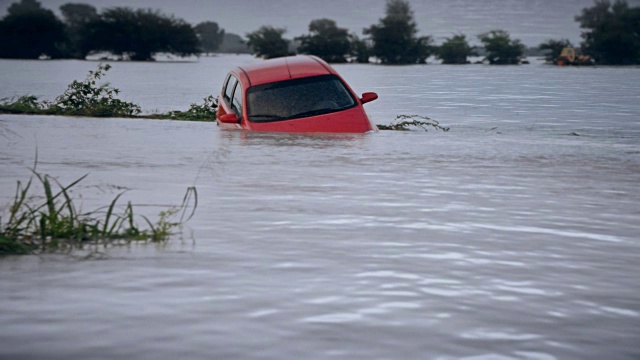 描述飓风后的洪水。视频素材