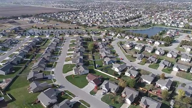 一架无人机在堪萨斯州威奇托郊区住宅区上空盘旋视频下载