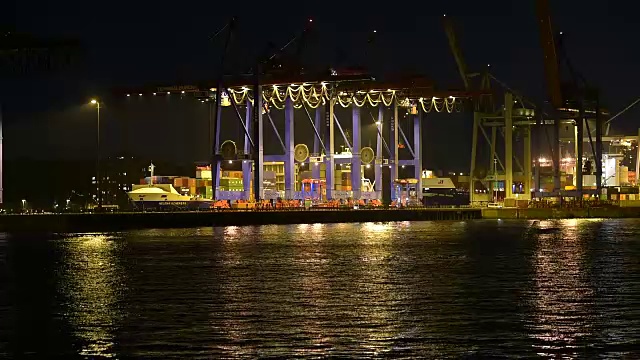易北河和夜晚的汉堡港。视频素材