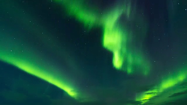 冰岛天空中北极光或北极光跳舞的时间间隔视频素材