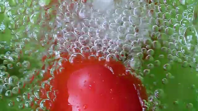 慢镜头中，水溅到西红柿上视频素材