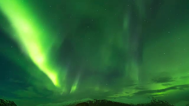 冰岛天空中北极光或北极光跳舞的时间间隔视频素材
