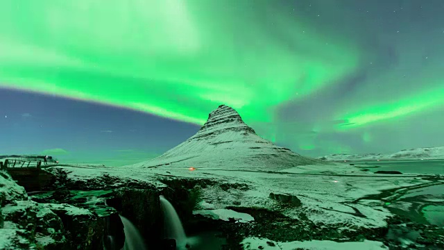 冰岛kirkjuis的北极光的时间间隔视频素材