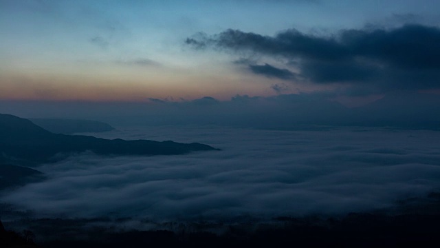 延时拍摄:日出时麻生火山口上空的云海，熊本，日本。视频下载